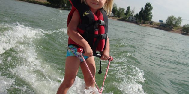 kid-waterskiing