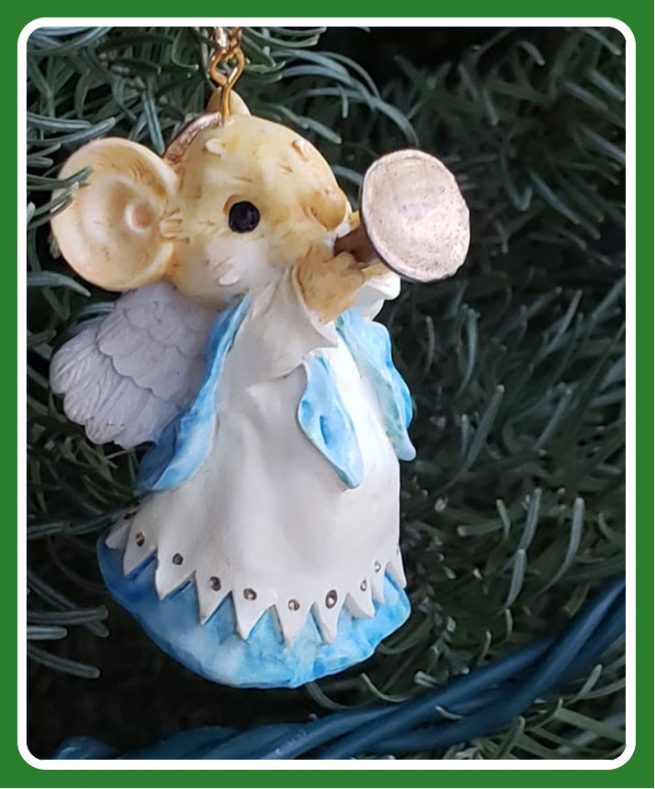 Christmas Mouse Heralding